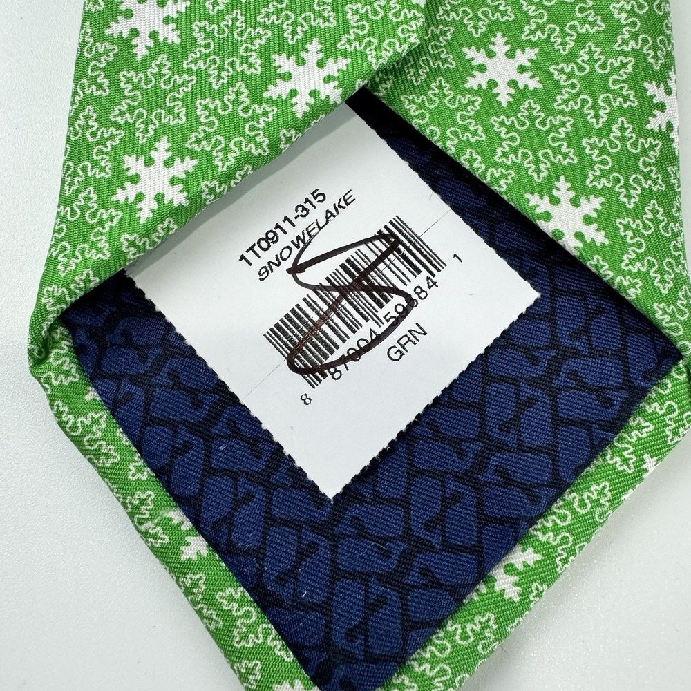 Vineyard Vines Mens Green Snowflake Silk Tie Holiday Winter 1T0911-315 NEW - Picture 5 of 7